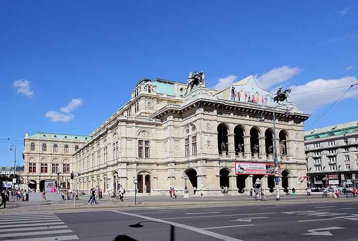 Vienna State Opera - Viena - Áustria. Inaugurada em 1869 com a estreia de Don Giovanni de Mozart, a casa é famosa por sua arquitetura e programação de alto nível. Oferece uma rica variedade de produções, atraindo visitantes e amantes da música de todo o mundo.