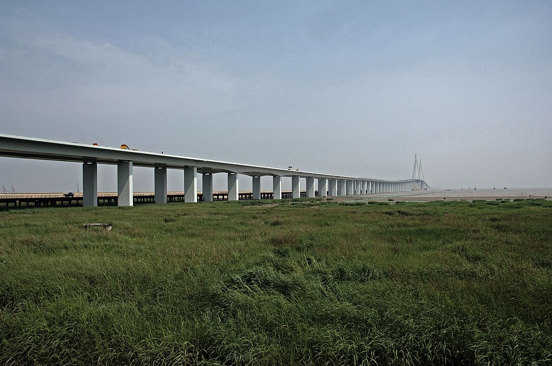 TambÃ©m Ã© uma ponte estaiada e tem esse nome porque cruza a BaÃ­a de Hangzou, no Mar da China Oriental, conectando Xangai e a cidade portuÃ¡ria de Ningbo. 