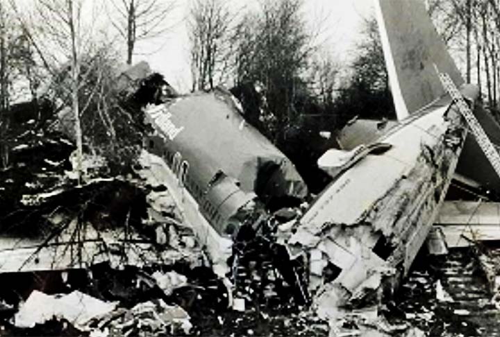 Durante a exibição, um avião acrobático North American T-28 Trojan, pilotado por um experiente aviador, falhou em uma manobra complexa e caiu em meio a uma explosão.