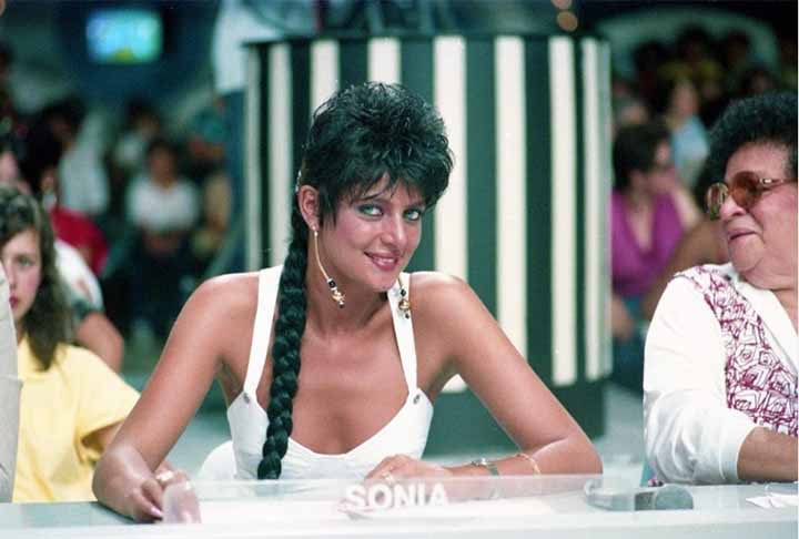 Sônia Lima se dedicou à carreira de modelo, sendo Miss Osasco, em 1978, e manequim no Japão. Apresentou um programa musical na TV Tupi intitulado "Olimpop" antes de chegar ao SBT e ser jurada. - Instagram @sonialima