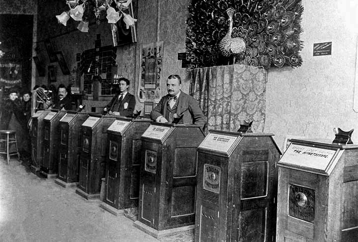 O principal motivo da rivalidade entre Thomas Edison e Nikola Tesla foi a patente das aplicações de corrente contínua e corrente alternada, o que viria a mudar a maneira como a eletricidade era usada. O registro de corrente contínua já pertencia a Edison e ela era aplicada nas invenções do cientista. -  Domínio Público/Wikimédia Commons