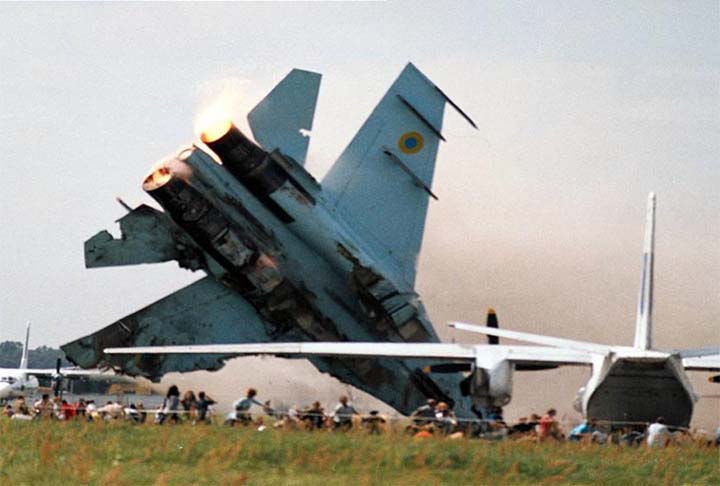 Como consequência, houve uma revisão crítica das normas de segurança, visando evitar que tais incidentes se repetissem e garantir a proteção dos participantes e espectadores em futuras exibições aéreas.