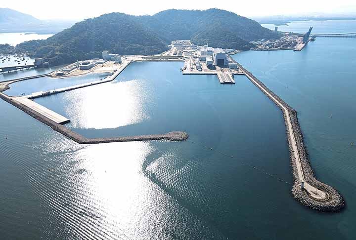 O Porto de Itaguaí (RJ) é essencial para a exportação de minérios, especialmente ferro e carvão. O porto conta com infraestrutura especializada e acesso ferroviário eficiente, ligando-o às minas de ferro no interior.