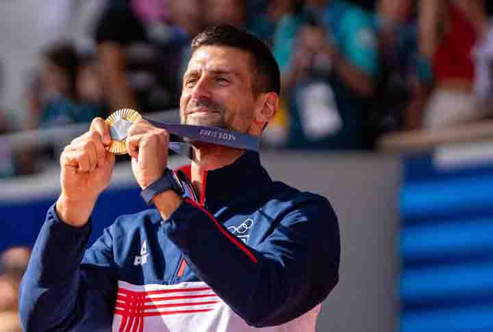 <p>Em 2024, aos 37 anos, Djokovic se tornou o tenista mais velho a conquistar o ouro em Olimpíadas desde o retorno do tênis ao programa, em Seul 1988. Na carreira, ele venceu 10 vezes o torneio Australian Open, 7 Wimbledon, 4 US Open e 3 Roland Garros.</p>
