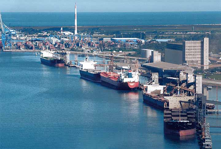 O Porto de Rio Grande (RS) é o maior porto do Sul do Brasil e um importante centro de exportação e importação. O porto possui terminais para grãos, contêineres e carga geral.