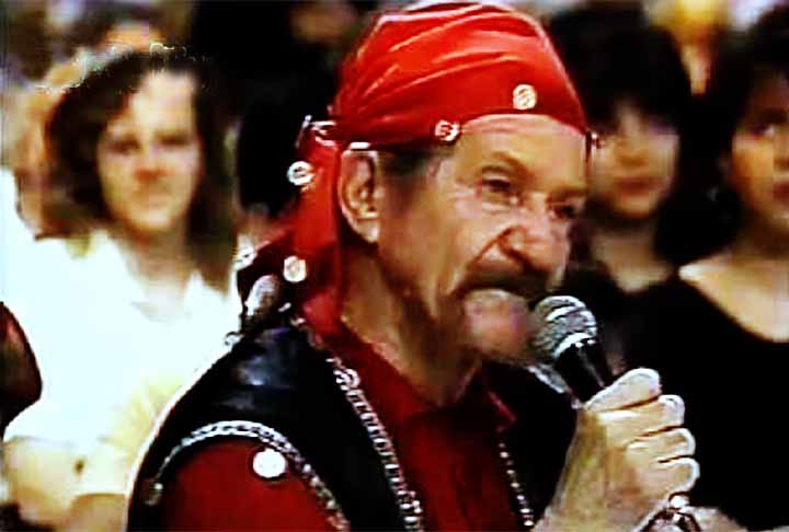 Atingiu status de celebridade como "jurado carrasco" de programas de calouros. Pedro também foi astrólogo nas revistas Amiga e Sétimo Céu e radialista na Rádio Atual, escritor, ator e cantor. Ele morreu em setembro de 2007, vítima de um câncer de próstata, aos 82 anos, - Reprodução do Youtube