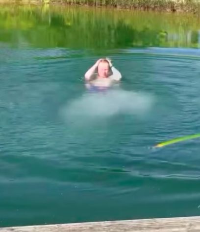Ed Sheeran nada em lago impróprio para banho e irrita vizinhos na Inglaterra