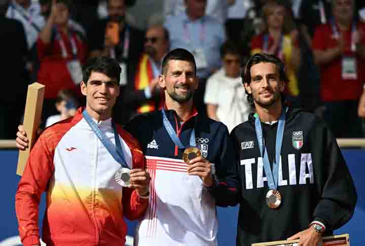 <p>Nos Jogos Olímpicos de Paris, em 2024, Novak Djokovic alcançou o lugar mais alto do pódio ao vencer o espanhol Carlos Alcaraz. Dessa forma, ele se tornou o quinto tenista a alcançar o Golden Slam, nas disputas simples.</p>
