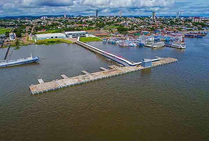 O Porto de Santarém (PA), é um porto fluvial no Rio Tapajós, vital para o escoamento de grãos da Amazônia. O porto é crucial para a exportação de soja e milho.