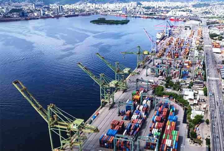 O Porto do Rio de Janeiro (RJ) é um dos mais tradicionais e movimentados do Brasil, localizado na baía de Guanabara. O porto é um centro vital para o comércio de contêineres e produtos industriais.