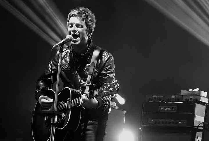 O comunicado do retorno da banda veio na semana em que a separação completaria 15 anos. O marco foi o dia 28 de agosto de 2009, quando, horas após o cancelamento de um show na França, o guitarrista Noel Gallagher anunciou sua saída do grupo. 
- Drew de F Fawkes/Wikimédia Commons