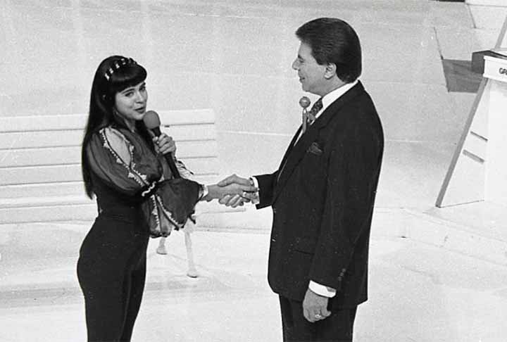 A convite de Silvio, aos 15 anos, Mara estreou em rede nacional com programas voltados ao público adolescente e adulto, e integrou o júri do Show de Calouros por pelo menos três anos. Ainda na décadas de 1980/90, a artista se consagrou como apresentadora infantil. -  Instagram @maramaravilhaoficial