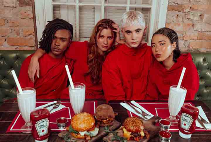 Approve e Heinz - A grife de roupas e acessórios fez uma collab com a marca de ketchup para lançar no mercado artigos na cor vermelha, que remete ao molho de tomate. 
 -  Divulgação