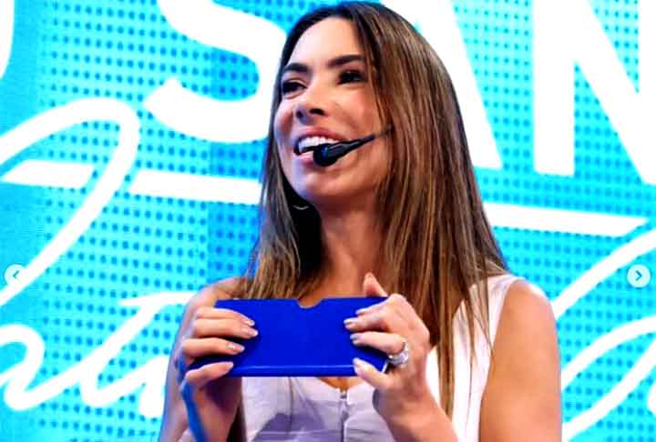 Nos últimos anos, Patrícia já vinha sendo a substituta do comunicador no programa de auditório aos domingos. 
