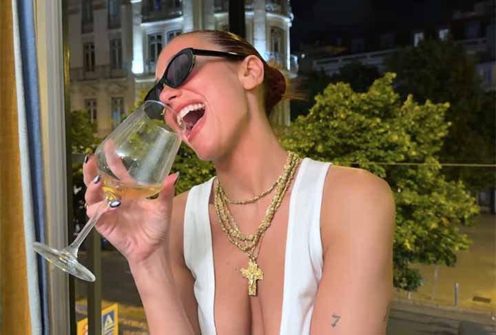 A obra traz sucessos mundiais como os singles 