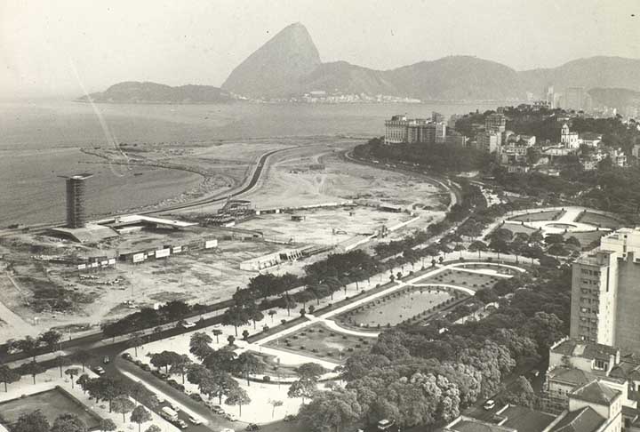 Ao longo da carreira, recebeu a Comenda da Ordem do Rio Branco do Itamaraty em Brasília, assim como o título Doutor honoris causa da Academia Real de Belas Artes de Haia (Holanda). Além de Doutor honoris causa do Royal College of Art em Londres.