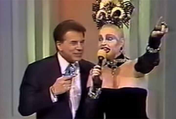 Um dos grandes nomes do entretenimento nos anos 80, Elke Maravilha começou a atuar como modelo aos 24 anos, vindo a trabalhar com estilistas famosos. Foi batizada na TV pelo jornalista Daniel Más, e se tornou conhecida ao ser chamada dessa forma por Chacrinha. -  Reprodução de vídeo SBT