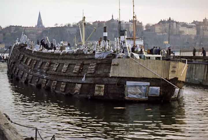 Diante das rajadas de ventos, o navio adernou para um dos lados e afundou após um volume de água entrar na embarcação pelas canhoneiras. 
 - Youtube Canal Vasamuseet