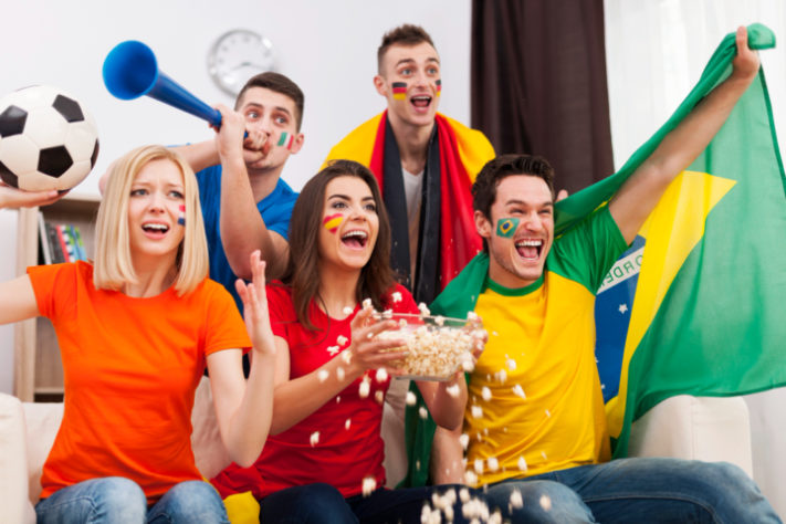 Torcedores - Pessoas assistindo futebol - copa do mundo
