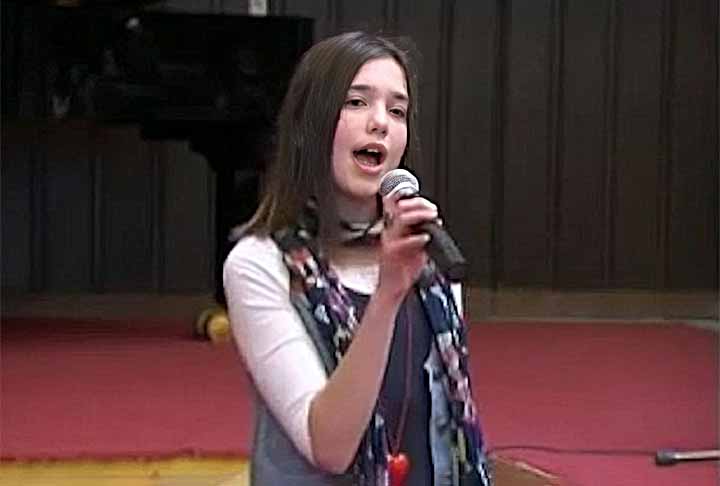 No entanto, em 2015, teve uma grande oportunidade de mostrar sua voz e assinou contrato com a Warner Music Group. Na época, lançou músicas como 