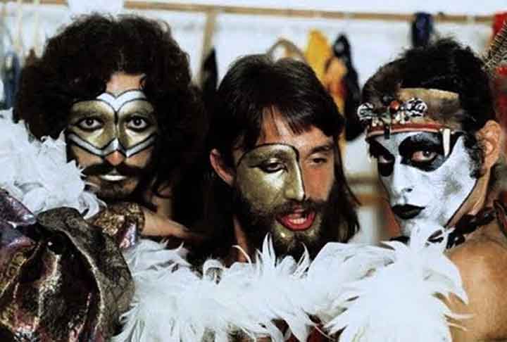 O Secos e Molhados, liderado pelo mÃºsico e produtor de origem portuguesa JoÃ£o Ricardo, teve em sua formaÃ§Ã£o mais famosa Ney Matogrosso e tambÃ©m Gerson Conrad. Em 1973, a banda dominou as paradas musicais do Brasil com o Ã¡lbum homÃŽnimo - considerado pela Revista Rolling Stones o quinto melhor da histÃ³ria da mÃºsica brasileira. 
