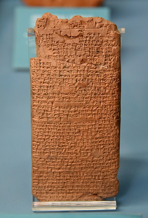 Em Nippur, centro religioso dos sumérios no Vale do Rio Eufrates, uma tábua de argila datada de 2.000 a.C tem uma receita com mel para tratar feridas, junto com água, azeite e óleo de cedro.