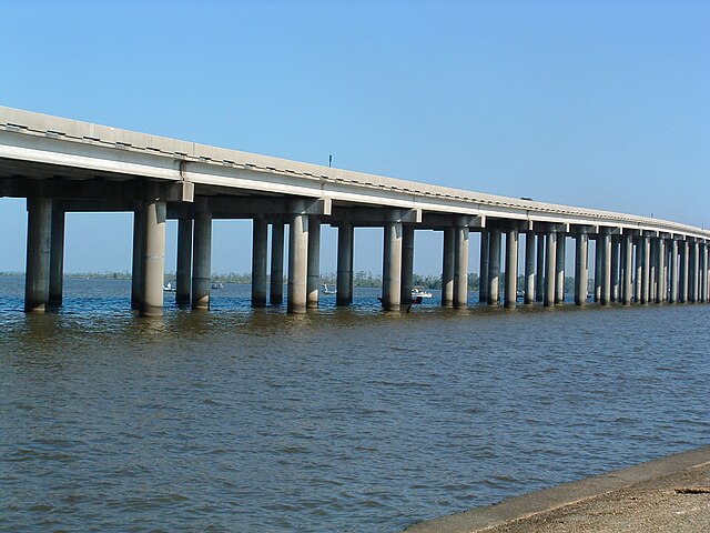 6º- A Ponte do Pântano Manchac fica localizada nos Estados Unidos. Ela foi inaugurada em 1979 e tem 36,7 quilômetros de extensão, sendo a segunda maior ponte do país.