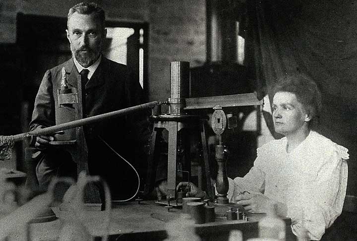 Marie Curie foi a primeira mulher a ser agraciada com o Prêmio Nobel e é a única pessoa a vencer em duas áreas distintas: Física (em 1903) e Química (em 1911).