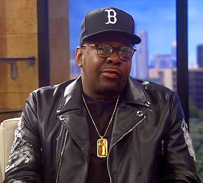No livro, Roberts revela outros detalhes do convívio com a cantora, como poder testemunhar o tumultuado relacionamento dela com o cantor Bobby Brown, com quem foi casada por 15 anos. E algumas situações delicadas pelo assédio do público. 