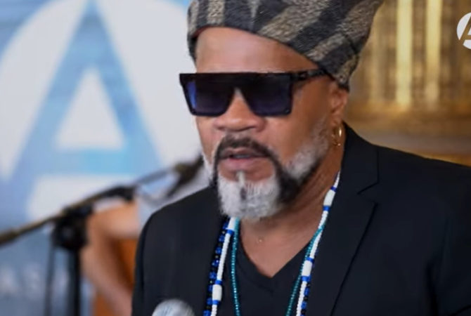 Carlinhos Brown analisa nova geração da música: ‘Passou a se afirmar em likes’