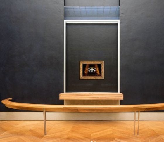 Em agosto de 2024, o Louvre substituiu a icÃŽnica tela por uma foto que viralizou nos Jogos OlÃ­mpicos de Paris.