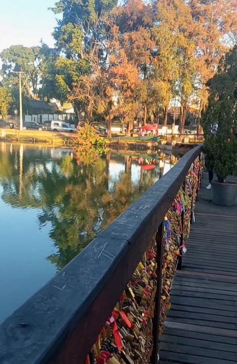 E, inspirada na tradiÃ§Ã£o parisiense, Holambra tem cadeados no Deck do Amor. Segundo a lenda, os casais ficarÃ£o juntos para sempre, isso se escreverem seus nomes no cadeado, o prenderem na mureta do deck e jogarem a chave no lago.