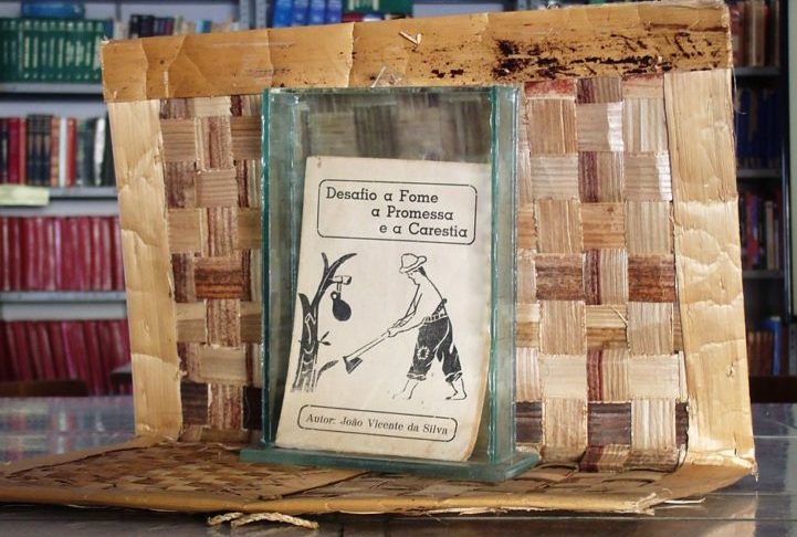 Os poemas, escritos em versos, geralmente narram histÃ³rias, lendas, fatos histÃ³ricos e acontecimentos do cotidiano.