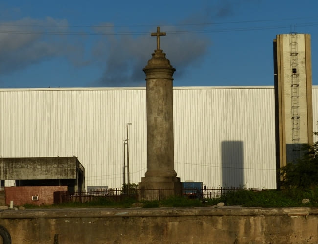 Cruz do PatrÃ£o - Recife, Pernambuco - Localizada em uma Ã¡rea rural do Porto do Recife, esse monumento do sÃ©culo 19  tornou-se conhecido por causa de histÃ³rias envolvendo fantasmas e fenÃŽmenos sobrenaturais, como sons de gemidos e correntes.