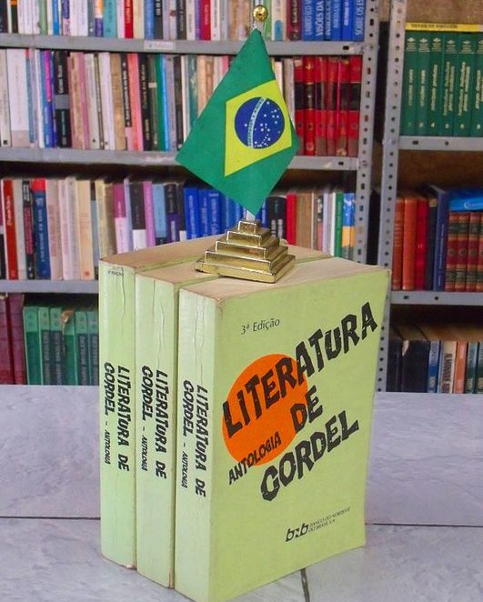 Esses trovadores recitavam suas poesias em feiras e mercados, transmitindo histÃ³rias e notÃ­cias. Com a colonizaÃ§Ã£o, essa tradiÃ§Ã£o foi trazida para o Brasil, onde se adaptou e evoluiu.