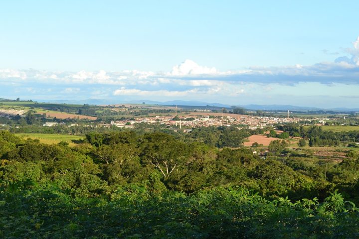 A cultura caipira tem suas raízes nas zonas rurais do interior do Brasil, especialmente nos estados de São Paulo, Minas Gerais, Goiás e Paraná.