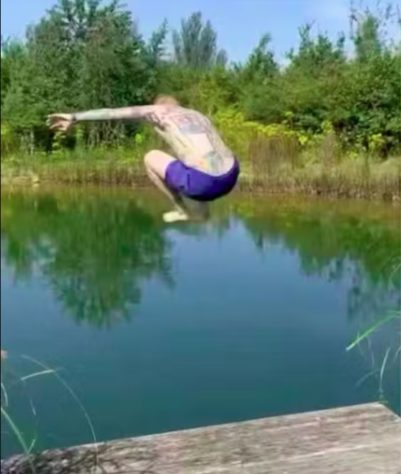 Ed Sheeran nada em lago impróprio para banho e irrita vizinhos na Inglaterra