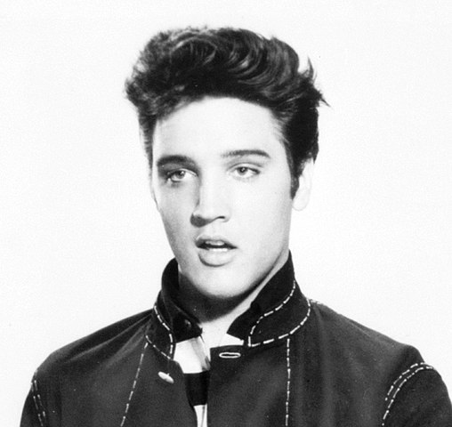 Crescido em uma família humilde, Elvis demonstrou desde cedo uma paixão incontrolável pela música.-wikimedia commons/domínio público