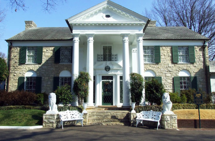 Ao longo dos anos, a mansão de Elvis em Memphis, Graceland, se tornou um dos locais turísticos mais visitados dos Estados Unidos.-flickr/Joseph Novak