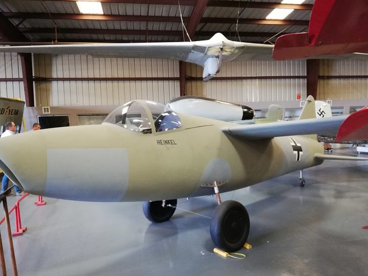 Desenvolvido pela empresa alemã Heinkel, o modelo conquistou o feito mais de dois anos antes do que o caça britânico Gloster E.28/39. Ele alcançava 598 km/h de velocidade máxima. - wikimedia commons/????