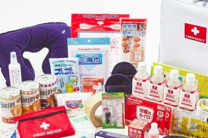 Kits de Emergência: Famílias japonesas são incentivadas a ter kits de emergência em casa, com alimentos não perecíveis, água, rádio, lanterna e outros itens .essenciais.