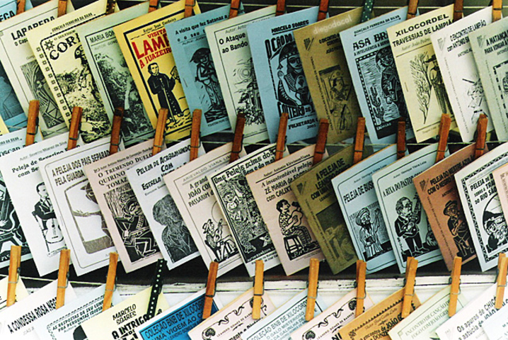 Essas histórias são impressas em pequenos folhetos, muitas vezes ilustrados com xilogravuras, que eram tradicionalmente pendurados em cordas ou barbantes, daí o nome "cordel".