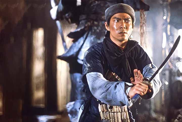 Yuen Biao, um dos “Três Irmãos” do cinema de artes marciais, ganhou fama ao lado de Jackie Chan durante a era de ouro do Kung Fu e também em filmes marcantes da era pós-Shaw Bros. Com um atletismo impressionante e posturas firmes, Yuen Biao se destacou nos anos 80, provando que os protagonistas nem sempre são os melhores lutadores. Filmes como 