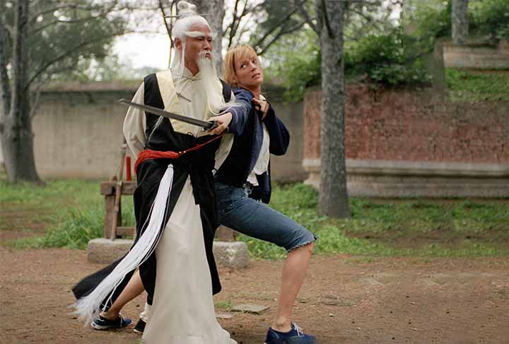 Se Lau Kar-Leung era o mestre por trÃ¡s das cÃ¢meras nos filmes da Shaw Bros nos anos 70 e 80, Gordon Liu era o ator que personificava os protagonistas. Excelente artista marcial, Liu transformou o estilo de atuaÃ§Ã£o, afastando-se das interpretaÃ§Ãµes carrancudas e caricatas para algo mais natural e humano. Sua habilidade no Hung Gar e sua criatividade na coreografia, em colaboraÃ§Ã£o com Lau Kar-Leung, ajudaram a moldar sua imagem como Ã­cone da cultura pop asiÃ¡tica e americana na segunda metade dos an