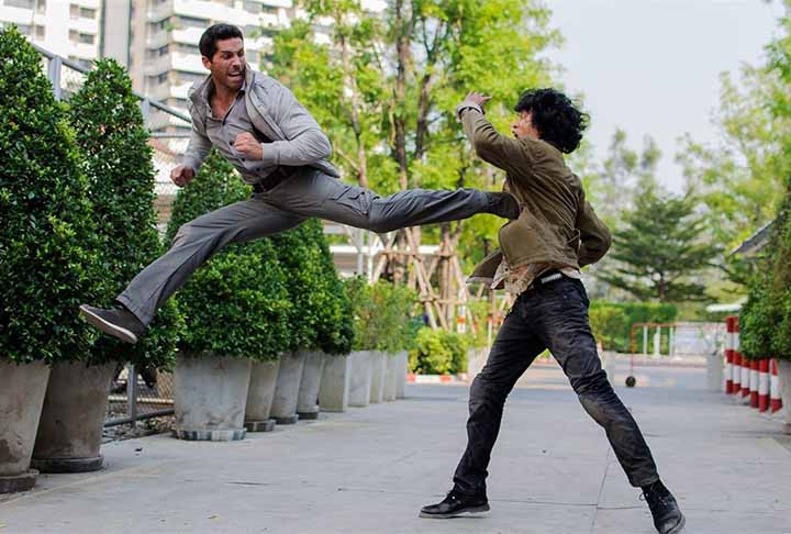 Scott Adkins é o melhor ator de artes marciais da atualidade. Desde 2001, ele tem se destacado no gênero, colaborando com grandes nomes como Jackie Chan, Jet Li e Jean-Claude Van Damme, além de diretores renomados como Corey Yuen e Yuen Woo-Ping. Seu trabalho em 