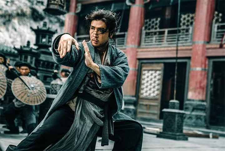 Donnie Yen é um gigante das artes marciais. Com mais de quarenta anos de experiência, Yen se destacou não apenas no cinema, mas também como artista marcial. Ele ganhou notoriedade no Ocidente mais tarde do que deveria, mas seu impacto é inegável. 