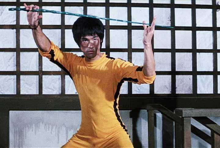 Estúdios como Shaw Bros e Golden Harvest só ganharam notoriedade após seu sucesso. Com apenas quatro filmes completos e alguns inacabados, Bruce Lee estabeleceu um padrão eterno para o gênero, tornando-se uma lenda cuja influência transcende o cinema e a cultura pop.