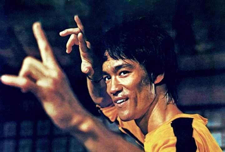 Antes de Bruce Lee, os filmes de artes marciais eram restritos ao sudeste asiático e pouco conhecidos no Ocidente. Bruce revolucionou o gênero ao criar o Jeet Kune Do, uma arte marcial focada em máxima eficiência, força e velocidade, atacando antes que o adversário pudesse reagir. O que o torna o maior artista marcial do cinema é sua contribuição incomparável: os conceitos de coreografia, ângulos de câmera e expressões em filmes de artes marciais foram todos moldados por seus trabalhos. 