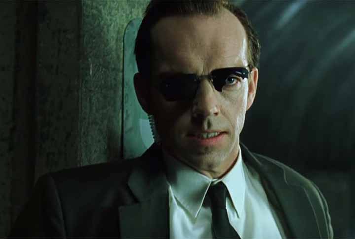 O Agente Smith, interpretado por Hugo Weaving, é o antagonista implacável de "Matrix", representando a opressão e o controle do sistema. Como um programa criado para manter a ordem na Matrix, Smith busca superar suas próprias limitações e desafiar o sistema que deveria proteger. 