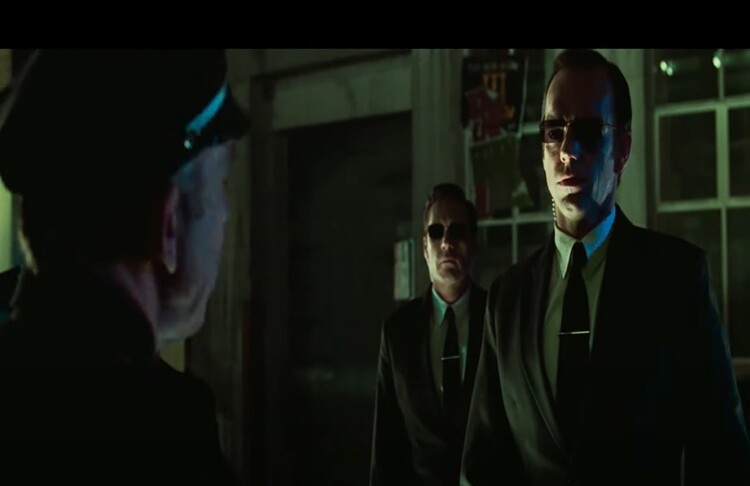 Este tema é particularmente relevante na era digital moderna, onde a linha entre o virtual e o real está cada vez mais borrada. "Matrix" usa essa premissa para examinar como a tecnologia pode influenciar e controlar nossas percepções, provocando uma reflexão sobre o impacto das simulações digitais na compreensão da realidade.